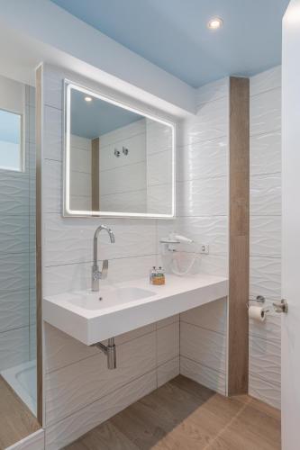 One-Bedroom Apartment image 6