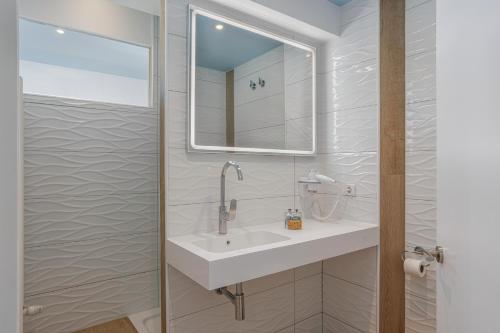 One-Bedroom Apartment image 4