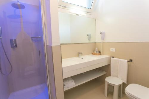 Deluxe Double or Twin Room with Balcony image 7