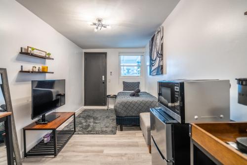 Cozy Studio w/gated parking