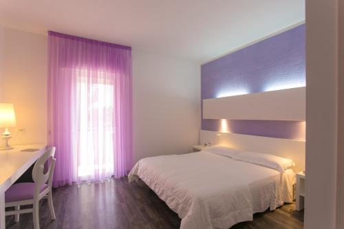 Deluxe Double or Twin Room with Balcony image 5