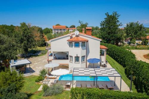 Viesnīcas āriene, Villa Eufemia near Poreč with large garden and outdoor playground for kids (Villa Eufemia near Porec with large garden and outdoor playground for kids) in Zbandaj