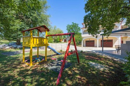 Iekārtas, Villa Eufemia near Poreč with large garden and outdoor playground for kids (Villa Eufemia near Porec with large garden and outdoor playground for kids) in Zbandaj