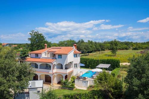 Viesnīcas āriene, Villa Eufemia near Poreč with large garden and outdoor playground for kids (Villa Eufemia near Porec with large garden and outdoor playground for kids) in Zbandaj
