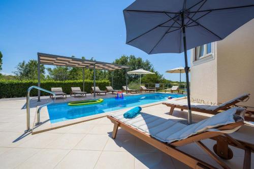 Balkons/terase, Villa Eufemia near Poreč with large garden and outdoor playground for kids (Villa Eufemia near Porec with large garden and outdoor playground for kids) in Zbandaj