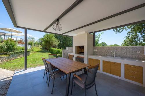 Balkons/terase, Villa Eufemia near Poreč with large garden and outdoor playground for kids (Villa Eufemia near Porec with large garden and outdoor playground for kids) in Zbandaj