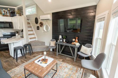 Pet friendly Tiny House Rental with new Access to Guadalupe River NBTX in New Braunfels, USA