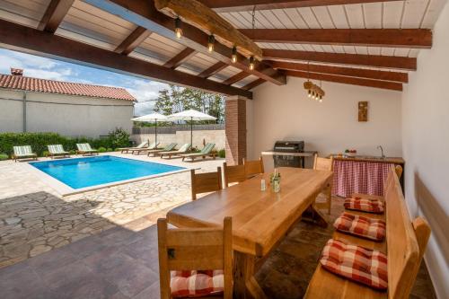 Villa Katja near Pula with whirlpool only 3 km from the beach