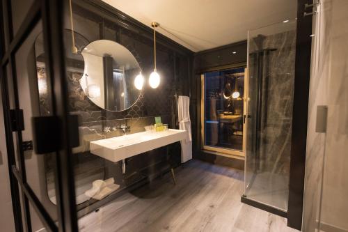 Standard Double or Twin Room image 5