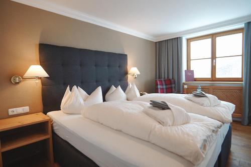 1 queen bed, 2 twin beds