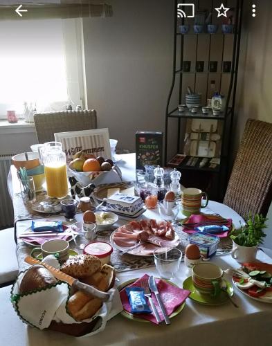 Übernachten in unseren Crutpracht Gästezimmern mit großem Bauernfrühstück, ab April 24 auch in der DUFFEL-SCHEUNE