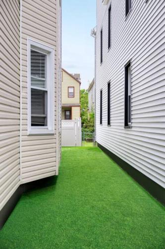 Modern Studio Getaway 20 MINS to NYC 10MIN EWR in Bayonne, USA