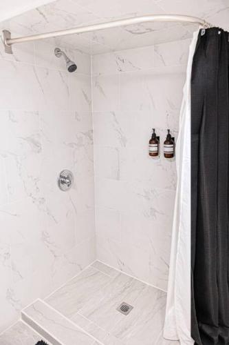 Modern Studio Getaway 20 MINS to NYC 10MIN EWR in Bayonne, USA