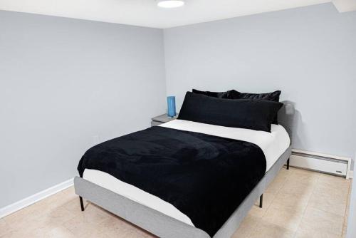 Modern Studio Getaway 20 MINS to NYC 10MIN EWR in Bayonne, USA