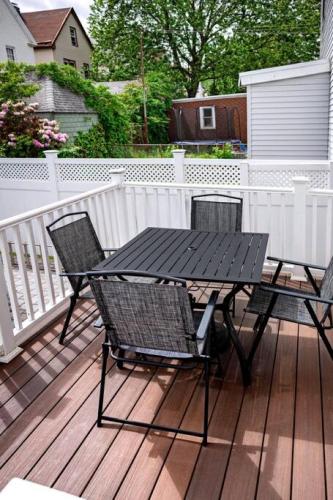 Modern Studio Getaway 20 MINS to NYC 10MIN EWR in Bayonne, USA
