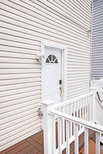 Modern Studio Getaway 20 MINS to NYC 10MIN EWR in Bayonne, USA