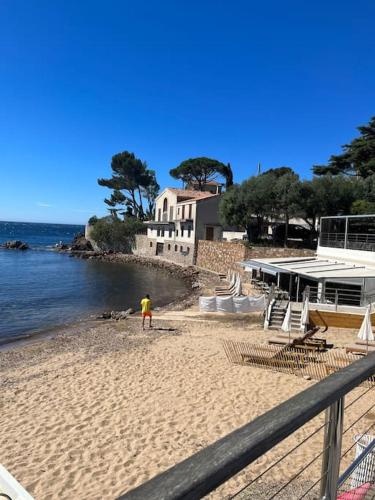 Villa Carqueiranne pied dans l eau vue mer plage du Pradon - Location saisonnière - Carqueiranne