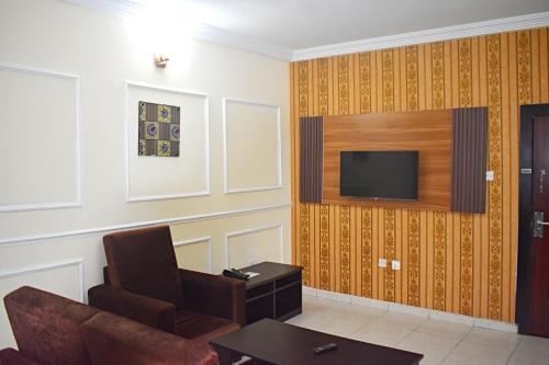 DAVIS HOTEL AND SUITES photo 1