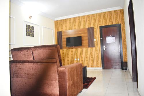 DAVIS HOTEL AND SUITES photo 2
