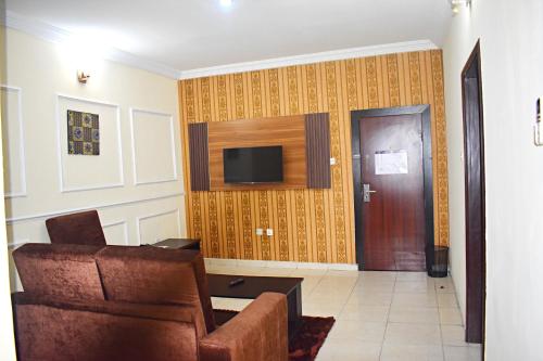 DAVIS HOTEL AND SUITES photo 3