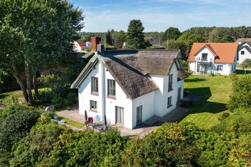 Reetdachhaus im Fischerdorf in Freest, Deutschland