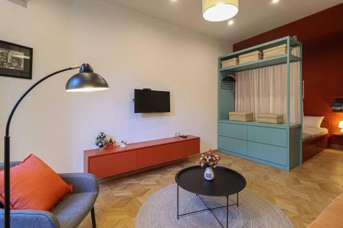 Modern 1BR apt w balcony in old Tbilisi-By Wehost