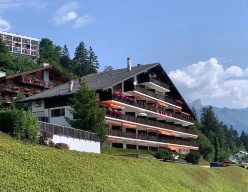 Crans Montana spacious 80m2 apartment with stunning view & bus stop outside in Crans-Montana, Schweiz