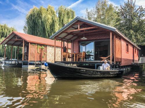 Houseboat Benjamin - Houseboats Benjamin & Franklin, Prague (photo 3)
