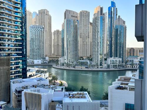 Stay in heart of Dubai Marina walk to JBR beach 8, Дубай