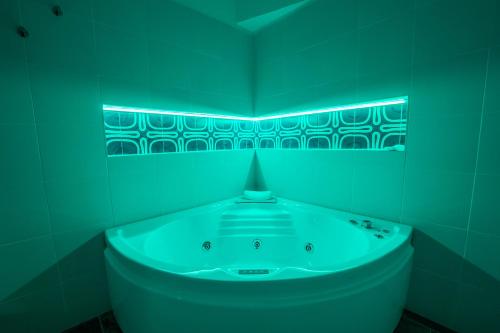 Hot tub, Medina H. Napoli Centro, by ClaPa Group near Spaccanapoli