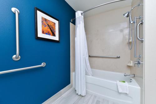 King Suite with Mobility Accessible Tub - Non-Smoking