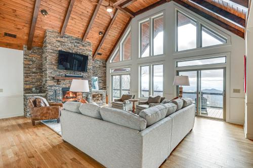 Sapphire Mountaintop Cabin with Views and 2 Decks in Sapphire, USA