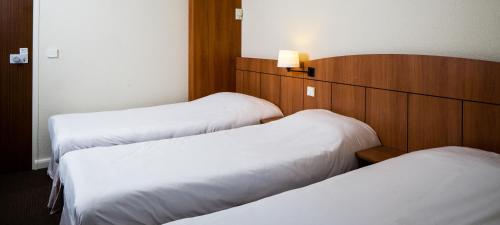 3 twin beds