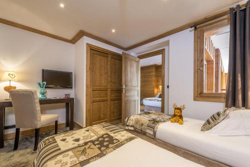 1 queen bed, 2 twin beds