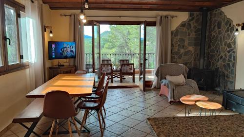 AldeaMia, Cozy villa for 8 people, pool, mountain view, beach at 8 min in Vilanova d'Escornalbou