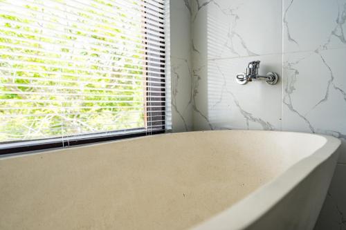 Deluxe Double Room with Bath and Sea View image 7