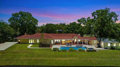 Sunshine Haus with Pool and Hot Tub in Fredericksburg, USA