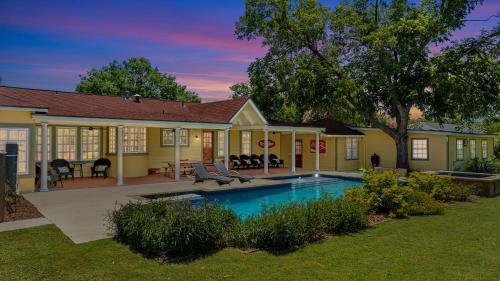 Sunshine Haus with Pool and Hot Tub in Fredericksburg, USA