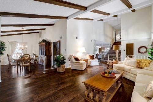 Groovy - A Birdy Vacation Rental in Universal City, USA