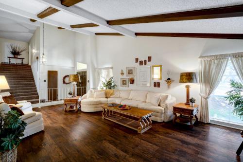 Groovy - A Birdy Vacation Rental in Universal City, USA