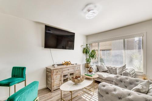 Pet-Friendly Los Angeles Townhome with Smart TVs!