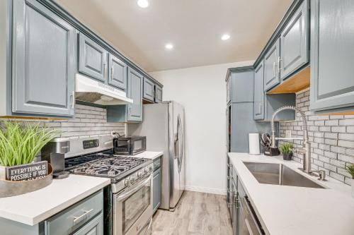 Los Angeles Townhome Off-Street Parking and Balcony in Los Angeles, USA