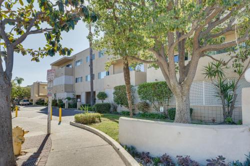 Pet-Friendly Los Angeles Townhome with Smart TVs!