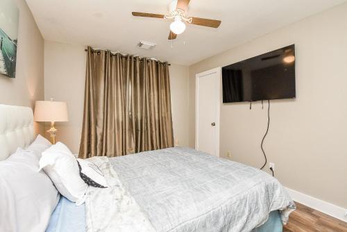 Relax and Unwind at Our 7BR Oasis in Conroe, USA