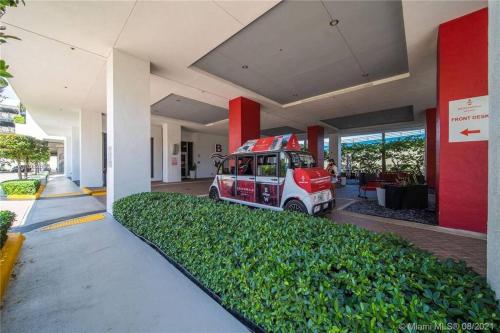 Miami Beach 1B/1B Incredible View apartment with Kitchen in Hallandale Beach, USA