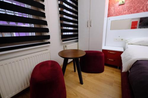 Standard Double Room image 6