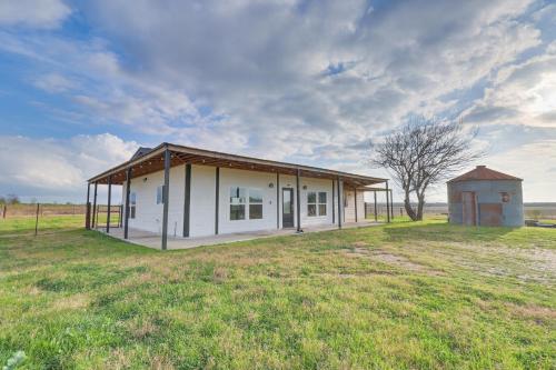 Modern Farmhouse in Del Valle Rural Setting!