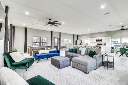 Modern Farmhouse in Del Valle Rural Setting! in Del Valle, USA