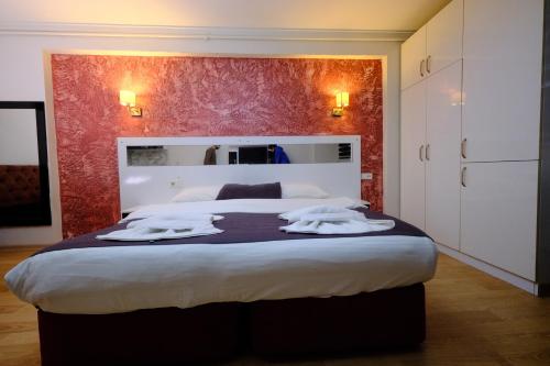 Triple Room with Balcony image 10