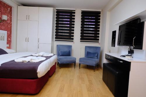 Triple Room with Balcony image 8
